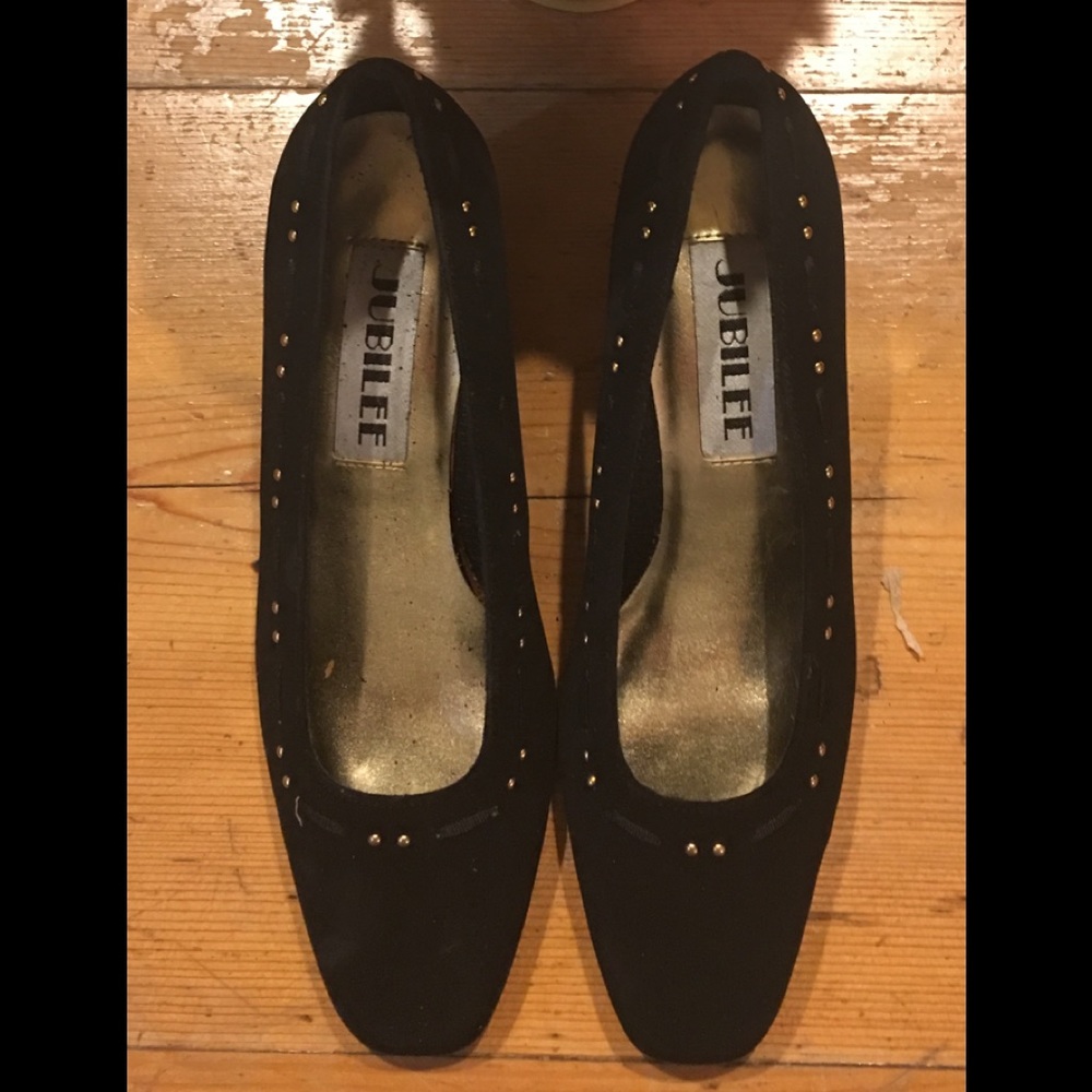 Gorgeous velvet pumps with gold studs NWT